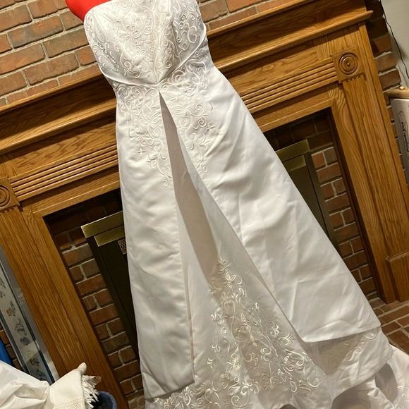 EUC Sz 16W Davids Bridal satin embroidered gown w chapel train 95268